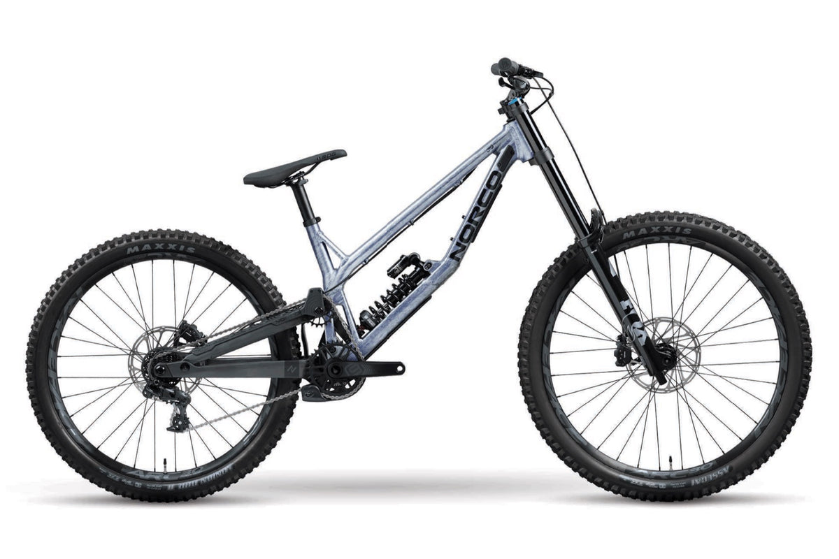Norco Team DH 2 Fox 2027, vue de profil, argent et bleu
